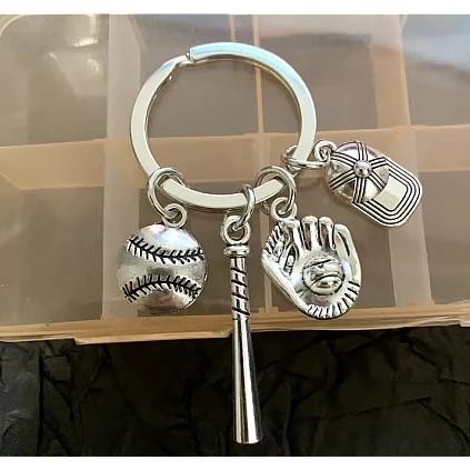 Llavero Plata: Guante, bate, pelota, gorra